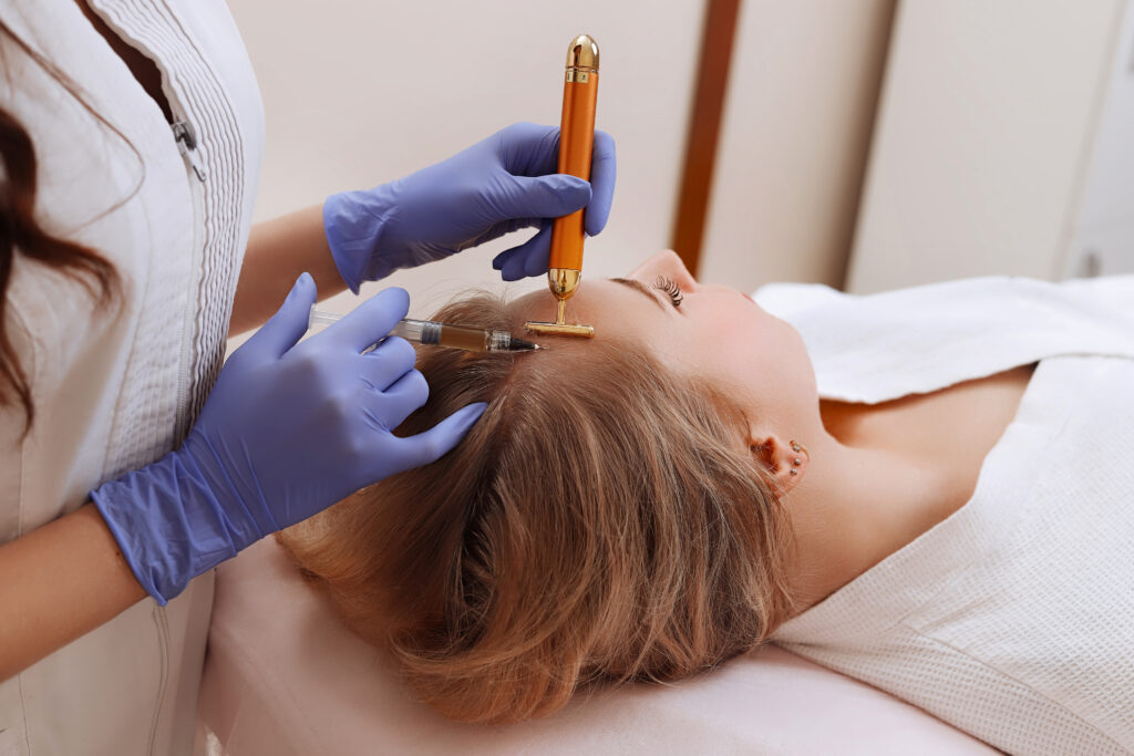 Dermatologista aplicando caneta de microagulhamento capilar em paciente - tratamento para queda de cabelo